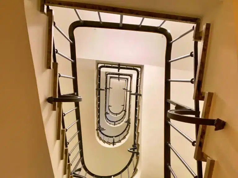 Das mit feinem Marmor gestaltete Treppenhaus paßt zum exklusiven Anspruch