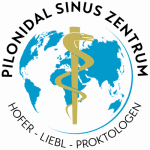 Logo des Pilonidal Sinus Zentrums München mit Weltkarte als Sinnbild für Patienten aus aller Welt und Aesculap Stab als Symbol des Arztes