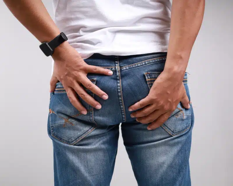 Schmerzen bei Abszess am Po sind ein typisches Steißbeinfistel Symptom